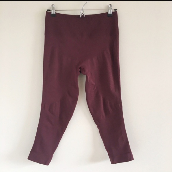 🌟NEW🌟 Lululemon Zone In Crop in Bordeaux Drama - Picture 1 of 4